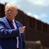 Donald Trump a exhorté mercredi la banque centrale américaine (Fed) à réduire ses taux d'intérêt pour compenser les effets de ses droits de douane (archives). KEYSTONE/AP/Evan Vucci